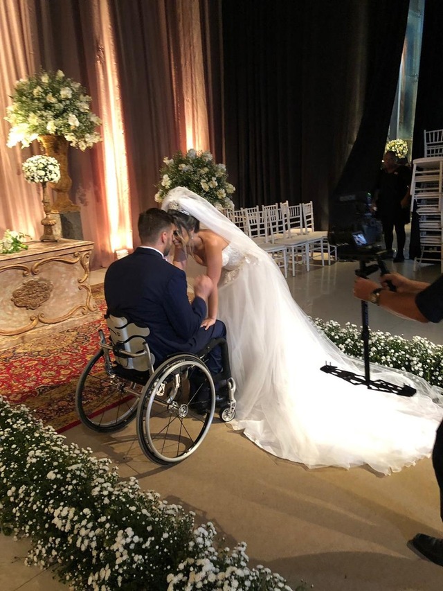 Noivo se levanta de cadeira de rodas com ajuda do pai e padrinho e dança com noiva, Veja vídeo Casamento da Cinthia Zanuni e Hugo Hohling — Foto: Cia Sinfônica/ Divulgação