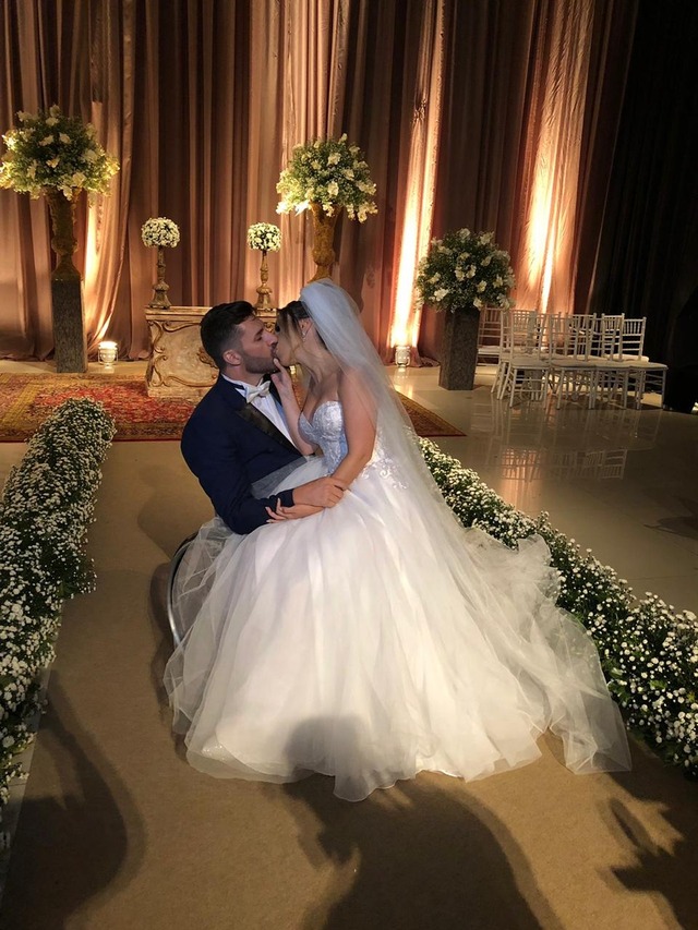 Noivo se levanta de cadeira de rodas com ajuda do pai e padrinho e dança com noiva, Veja vídeo Casal se conheceu em 2017 em um aplicativo de relacionamento — Foto: Cia Sinfônica/ Divulgação
