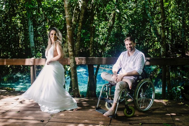 Noivo se levanta de cadeira de rodas com ajuda do pai e padrinho e dança com noiva, Veja vídeo Casal fez ensaio fotográfico — Foto: Cinthia Zanuni/ Arquivo pessoal