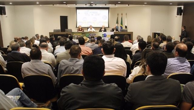 Prefeitos criticam sistema econômico “torto” e defendem projetos inovadores visando governabilidade O evento foi aberto pelo vice-presidente da Assomasul e prefeito de Figueirão (Foto/Assessoria)