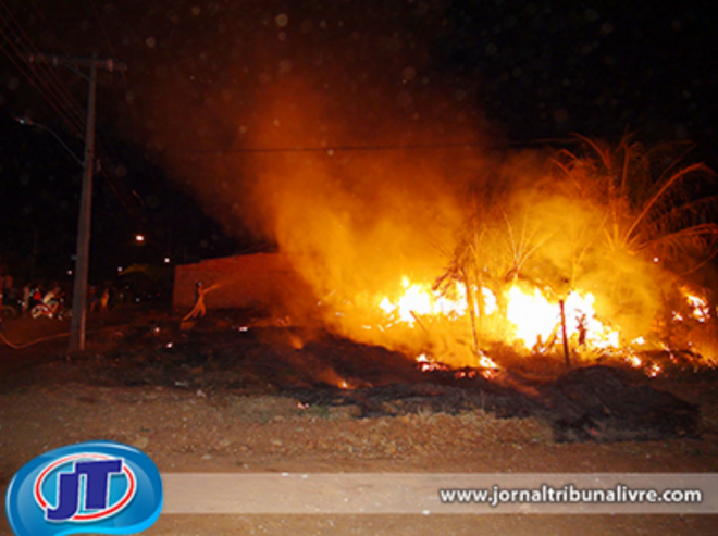 Em Paranaíba, fogo em terreno baldio destrói casa Segundo as informações obtidas no local com moradores vizinhos, o proprietário da residência não reside no local, porém, na casa havia móveis, eletrodomésticos e roupas da vítima (Foto: Jornal Tribuna Livre)