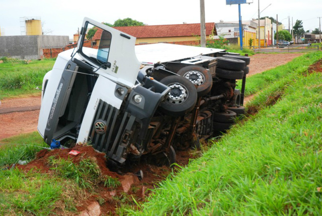 O veículo tombou em um barranco após o condutor perder o controle (Foto: Tiago Apolinário/Da Hora Bataguassu)