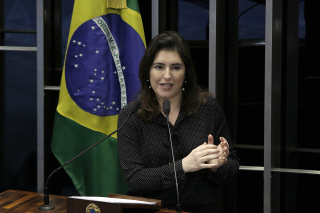 ... em seguida, discursa em defesa da retomada da Fábrica de Fertilizantes de Três Lagoas (Fotos: Roberto Castello)