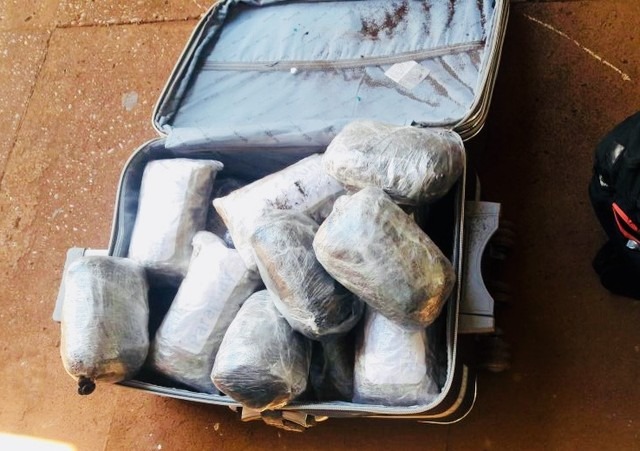 Moradores de Goiás são presos em MS com 10,6 quilos de droga em mala Mala com tabletes de skank; apreensão foi em MS (Foto: PM/Divulgação