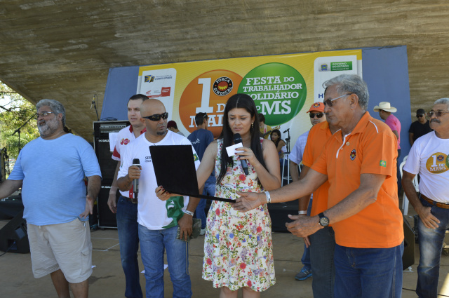 A vice-governandora professora recebeu uma placa de prata para o governador Reinaldo Azambuja, pelo Dia do Trabalhador. (Foto: Assessoria)