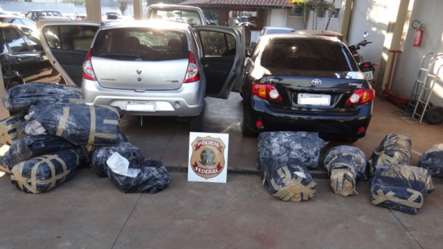 A droga totalizou 660 kg e estavam em dois veículos com placas de municípios  paulistas. (Foto: PRF)