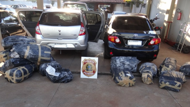 Traficantes de Três Lagoas são presos pela PF e um comparsa paraguaio morre durante a fuga A droga totalizou 660 kg e estavam em dois veículos com placas de municípios paulistas. (Foto: PRF)