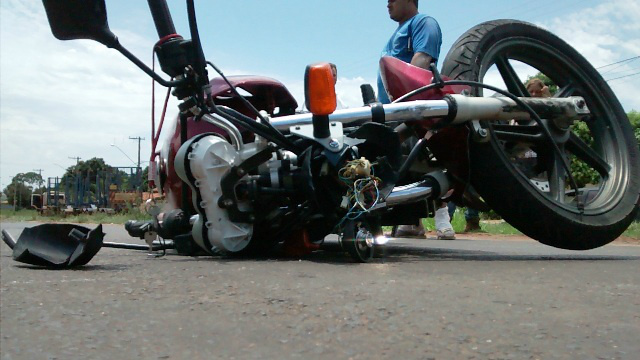 Motorista de caminhonete foge, após atropelar motociclista e bater em carro Após a colisão, a motocicleta sofreu danos e o condutor teve ferimentos pelo corpo (Foto: Celso Daniel/Perfil News)
