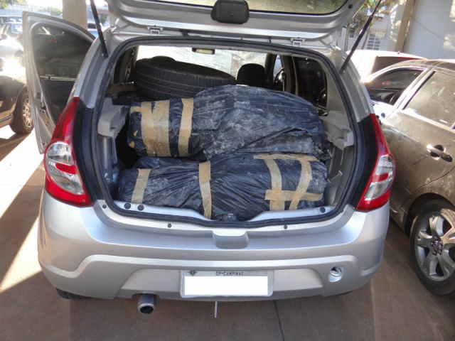 O porta malas de um dos veículos estava abarrotados de fardos de maconha (Foto: PRF) 