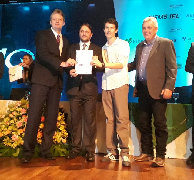 O empresário, Adriano Arruda, da Simbiose Assessoria e Consultoria Ambiental recebendo o certificado das autoridades. A empresa assessora as famílias dos assentamentos no Programa de Desenvolvimento Rural e Territorial (Foto: Assessoria de Imprensa)