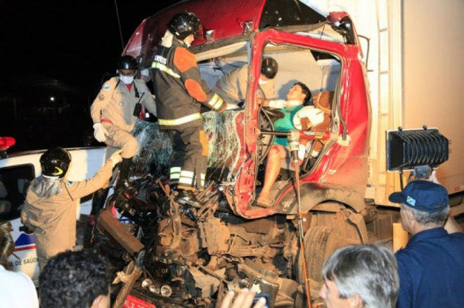 Motorista de caminhão fica preso nas ferragens após colisão Leandro Pereira dos Santos, de 27 anos, foi retirado pelo Corpo de Bombeiros e encaminhado ao Hospital Municipal de Rio Verde(Foto: PC de Souza)