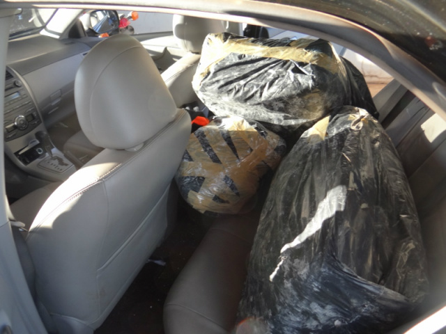 Traficantes de Três Lagoas são presos pela PF e um comparsa paraguaio morre durante a fuga No interior do corola haviam sacos com tabletes de maconha totalizando 660 quilos da droga (Foto: PRF)