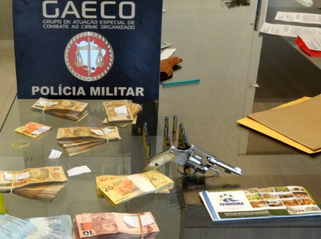 Dinheiro, cheques, documentos e arma foram apreendidos na operação. (Foto: Divulgação/Gaeco)