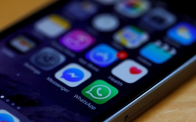 Atualização do WhatsApp permite responder mensagens em particular nos grupos Ícone do WhatsApp ao lado do Messenger; ambos são apps do Facebook. — Foto: Reuters