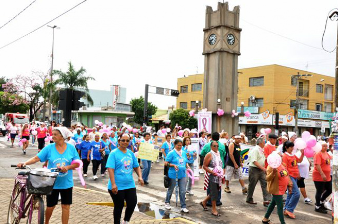 Caminhada e concentração na Praça marcam Dia do Idoso Juntamente com cartazes e faixas alusivas ao Dia do Idoso, maioria das mulheres portava um lenço na cabeça, distribuído pela Rede Feminina de Combate ao Câncer, como símbolo da labuta de cada dia (Foto: Divulgação/Assecom)