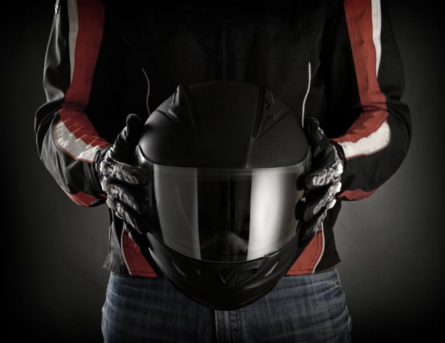 Saiba quais são os equipamentos essenciais para motociclistas Alguns equipamentos devem estar sempre com os motociclistas, fazendo parte de sua rotina de pilotagem para prevenir acidentes ou amenizar possíveis quedas. (Foto: Assessoria)
