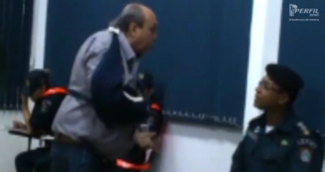 Na imagem extraída do vídeo, o ex-politico aparece muito exaltado discutindo com o oficial da Policia Militar (Foto: Reprodução)