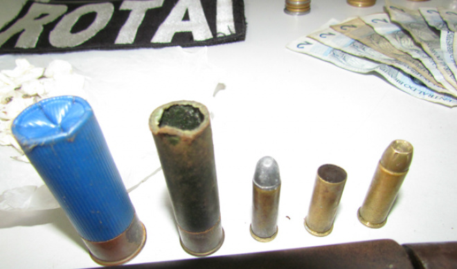 Além de armamento, foram apreendidos munições de variados calibres, algumas já deflagradas