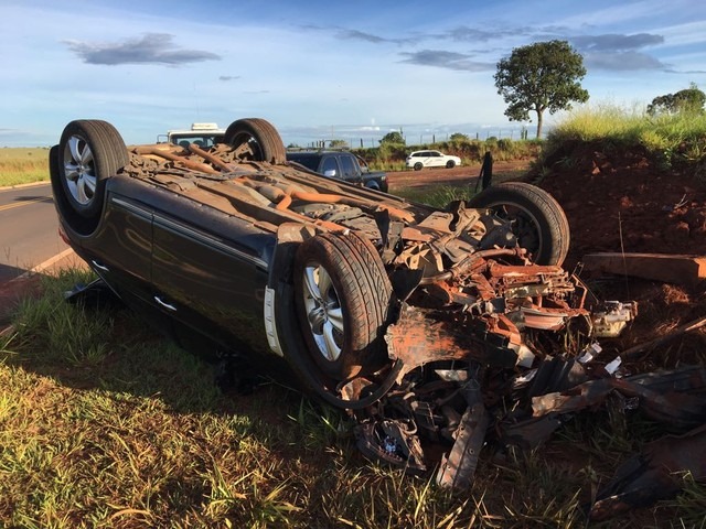 Carro fica destruído e motorista e passageiro saem ilesos de capotagem Carro ficou destruído e parou com as quatro rodas para cima (Foto: Osvaldo Nóbrega/TV Morena)