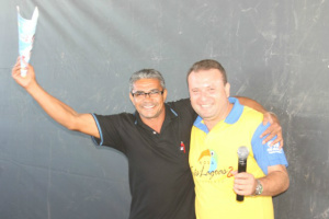 De camiseta amarela, Marcelo Costa, coordenador de vendas do Grupo San Marino abraço um dos primeiros clientes que compraram lotes do Nova Três Lagoas II (Foto: Ricardo Ojeda/Arquivo)
