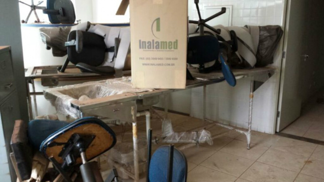 Sindicato dos policiais denuncia abandono do IML de Dourados Os equipamentos que seriam para perícias estão em caixas lacradas se deteriorando com o tempo (Foto: Divulgação/Assecom)