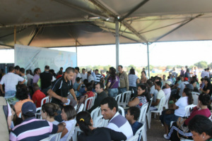 Durante a vendas dos lotes do Nova Três Lagoas II, uma enorme tenda foi instalada no local para atender a clientela que começaram a chegar logo nas primeiras horas da manhã (Foto: Ricardo Ojeda/Arquivo)