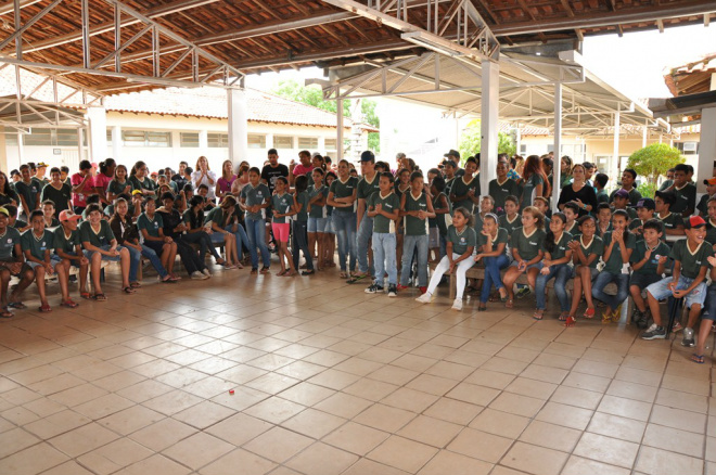Prefeita anuncia construção de quadra coberta em Escola Em sua fala, Luiz Akira destacou o trabalho da Administração Municipal na busca de parcerias e recursos para viabilização de projetos para a população (Foto: Divulgação/ Assecom)