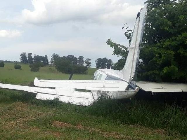 Aviões de MS são apreendidos com drogas e 1 derrapa ao pousar em SP Avião de Ponta Porã que derrapou ao pousa em Atibaia e que carregava droga, segundo a polícia (Foto: Divulgação)