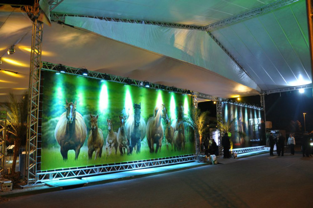 Leilão Haras Motta realizado no Shopping China vira atração na fronteira Logo na entrada do recinto, um grande painel foi instalado chamando a atenção dos convidados (Foto: Perfil News)