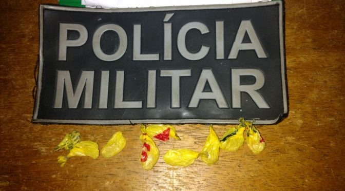Homem é preso por tráfico na Vila Haro Entorpecente encontrado com o acusado. (Foto: Divulgação/ Polícia Militar).