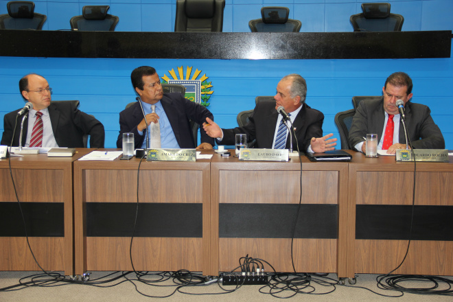 O diretor-geral do Hospital Universitário de Dourados e a presidente do Conselho Regional de Enfermagem em Mato Grosso do Sul foram ouvidos  pelos deputados integrantes da Comissão Parlamentar de Inquérito da Saúde, Eduardo Rocha, Junior Mochi, Amarildo Cruz e Lauro Davi (Foto: Divulgação/Assecom)