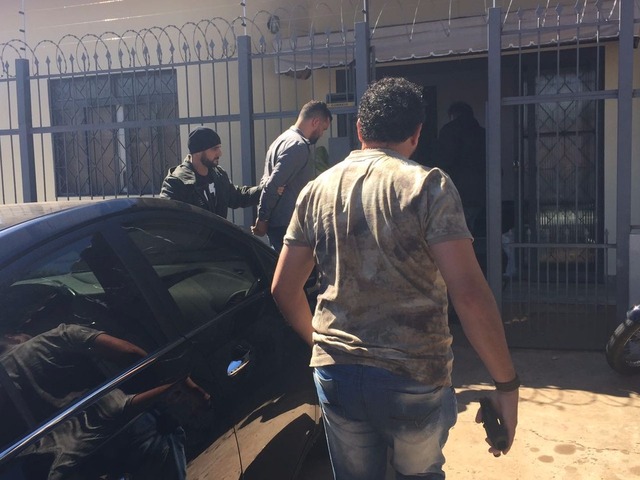 Polícia de MS faz nova operação contra oficinas clandestinas e uso de peças furtadas na aviação Suspeito detido durante operação Narcos (Foto: Graziela Rezende/TV Morena)