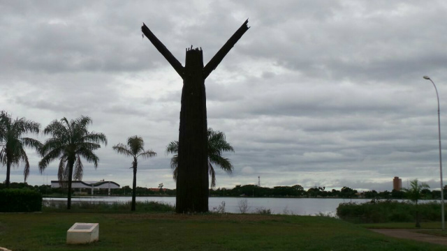 Obelisco que fica próximo à Lagoa Maior, ao fundo nuvens carregadas, há previsão de chuva para a segunda-feira. (Foto: Ricardo Ojeda) 