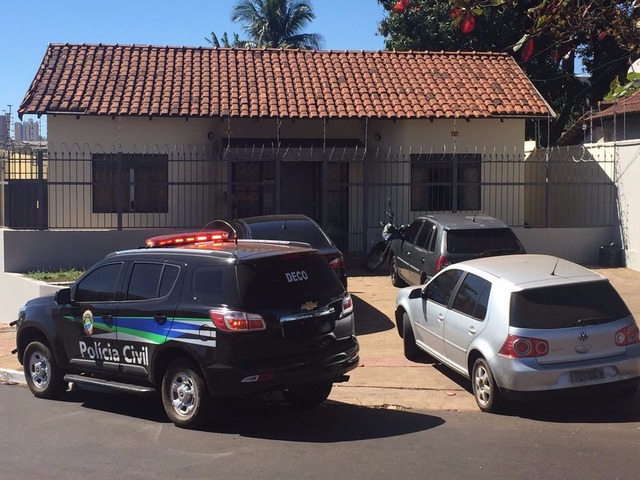 Polícia de MS faz nova operação contra oficinas clandestinas e uso de peças furtadas na aviação Polícia cumpri mandados de prisão durante operação Narcos (Foto: Graziela Rezende)