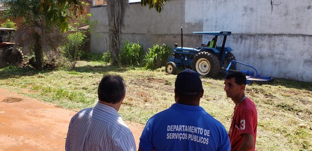 Prefeitura endurece o jogo contra a dengue e começa a limpeza compulsória de terrenos sujos Máquinas da prefeitura iniciaram hoje os trabalhos de limpeza compulsória dos terrenos sujos. Foto: Ricardo Ojeda