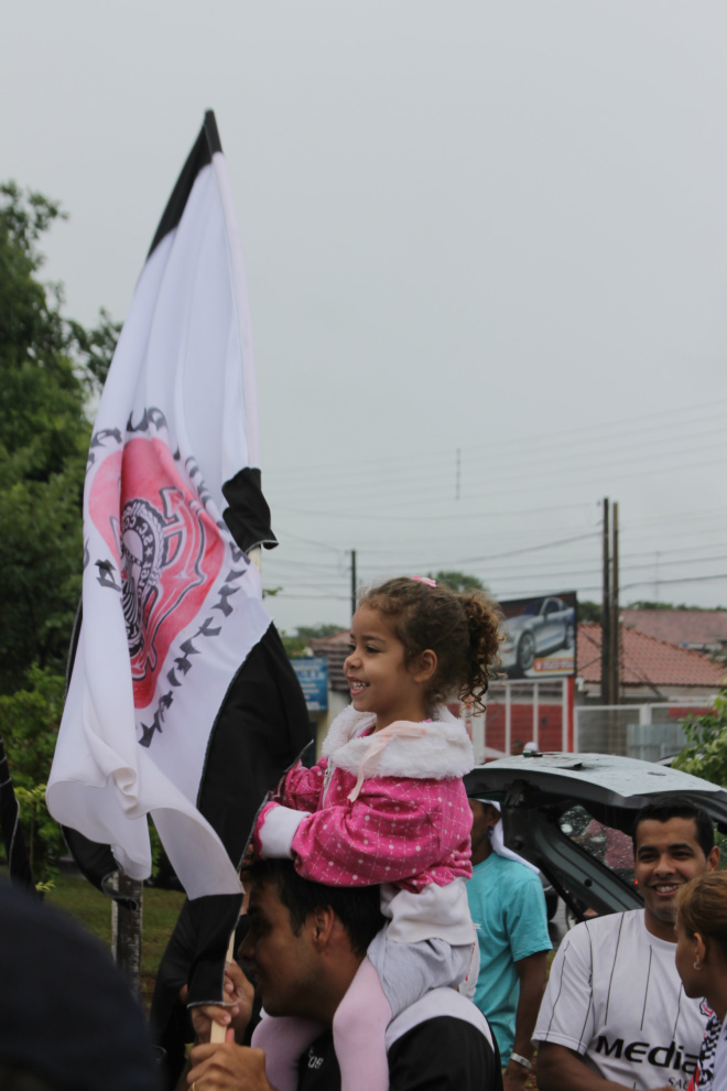 Outra criança alegre a feliz da vida comemorando a vitória do Timão