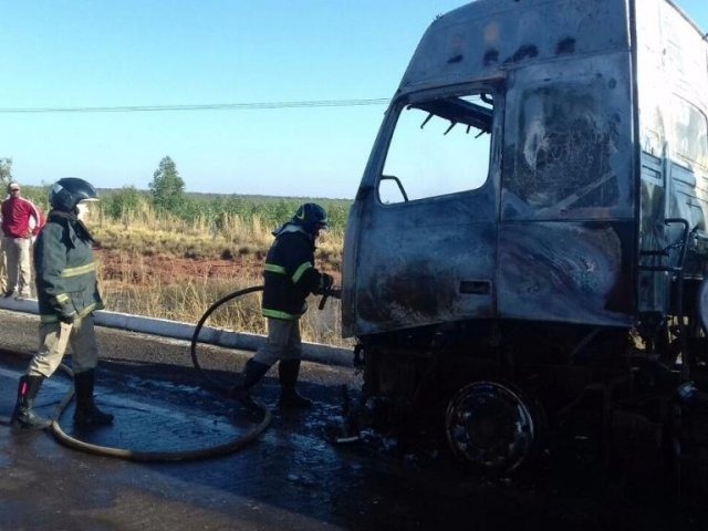 Vazamento de diesel causa incêndio em carreta e bloqueia BR-262 Cabine da carreta ficou completamente destruída. (Foto: Divulgação/ Corpo de Bombeiros)