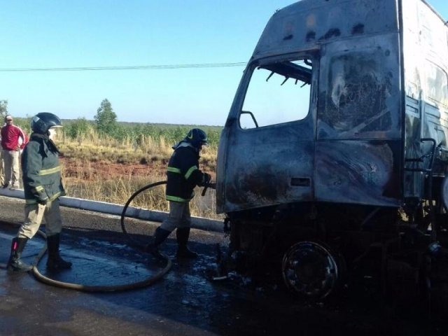 Cabine da carreta ficou completamente destruída. (Foto: Divulgação/ Corpo de Bombeiros)