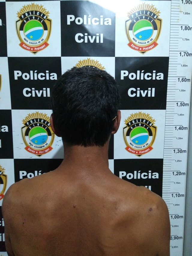 Homem foi preso em flagrante e encaminhado para a Delegacia de Polícia Civil. (Foto: Divulgação/Polícia Militar)