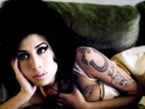 Amy Winehouse completaria 28 anos nesta quarta-feira Policiais descobriram cantora morta em sua casa no dia 23 de julho; ela estava com 27 anos