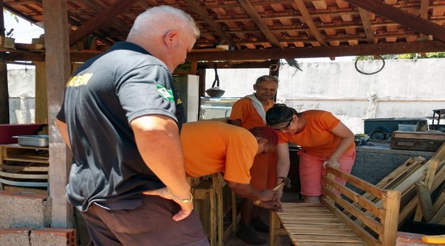 No presídio feminino de Três Lagoas, caixas descartadas viram móveis e beneficiam instituição assistencial Foto: Divulgação