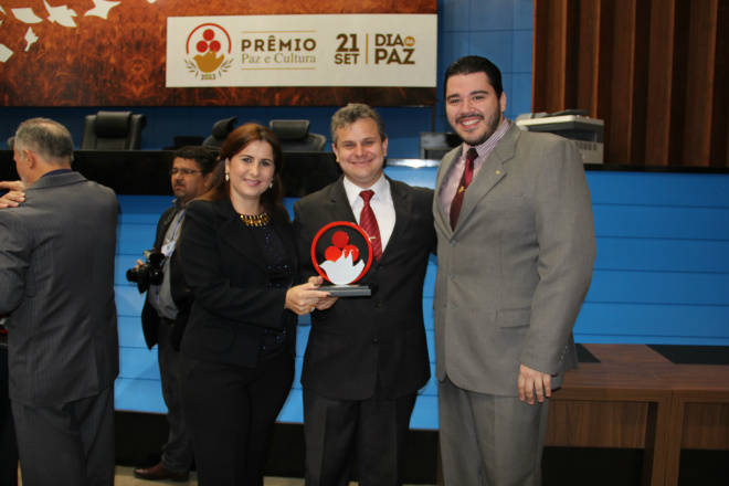 Associação Nazarena vira utilidade pública com Projeto de Lei de Eduardo Rocha O pastor Fabiano Loureiro, atual presidente da Associação Nazarena Assistencial de Três Lagoas foi homenageado recentemente pelo deputado Eduardo Rocha por sua atuação social. A homenagem foi entregue pelo vereador Tonhão e pelas mãos da chefe de gabinete do parlamentar, Madiane Camargo