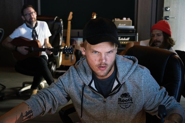 Avicii trabalha em estúdio em foto publicada no Facebook em abril deste ano (Foto: Reprodução/Facebook/Avicii)