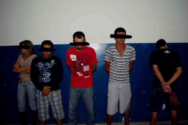 Policia Militar prendeu a "Miss Crack" e mais quatro Os maiores de idade foram enquadrados em diversos tipos de crime, como corrupção de menor, porte de droga, falsa identidade, tráfico e venda de drogas (Foto: Divulgação/ O Correio News)