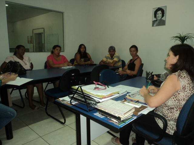 Além das reuniões de rotina, assistentes sociais do Departamento participam de encontros promovidos junto a Polícia Militar, cada mês com um residencial (Foto: Divulgação/Assecom)