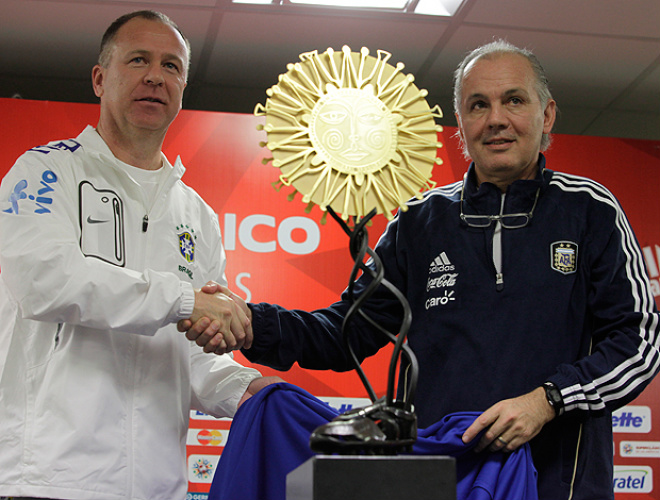 De volta a Córdoba, Brasil encara rival Argentina em clássico das Américas Mano Menezes e Alejandro Sabella apresentam a taça do Superclássico das Américas (Foto: Mowa Press)