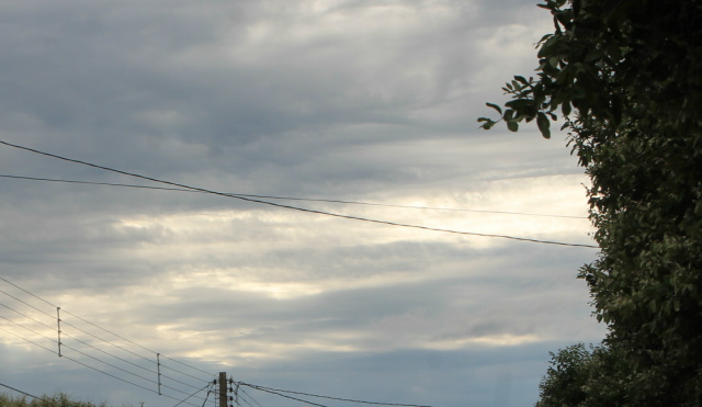 Céu amanheceu nublado neste sábado (3) em Três Lagoas (Foto: Daniela Silis)  