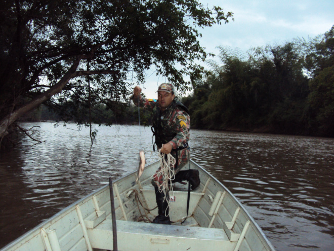 Com os infratores foram apreendidos 23 Kg de pescado que já tinham capturado, uma tarrafa, um motor de popa, um barco, um puçá e três carretilhas (Foto: Divulgação/ PMA)