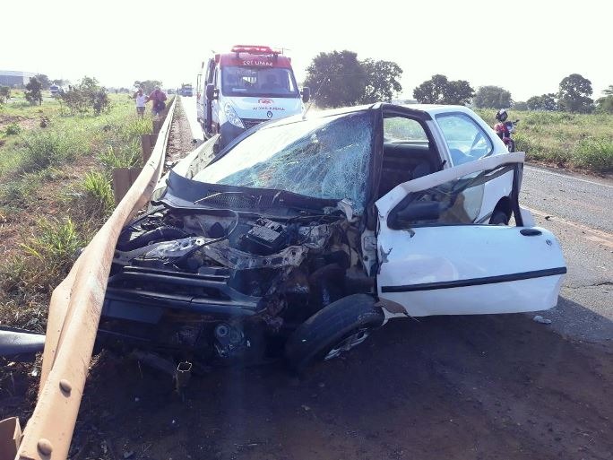 Em Três Lagoas, homem tenta se matar ao ‘jogar’ carro contra carreta Fiat Pálio conduzido pelo homem. (Foto: Divulgação).