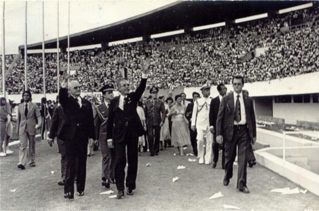 Presidente Geisel e governador Harry, no estádio Morenão, durante a posse (Foto: Google)